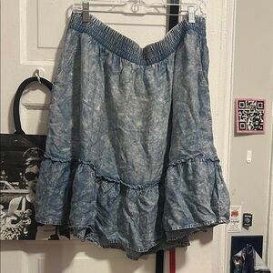 Torrid light washed denim skirt